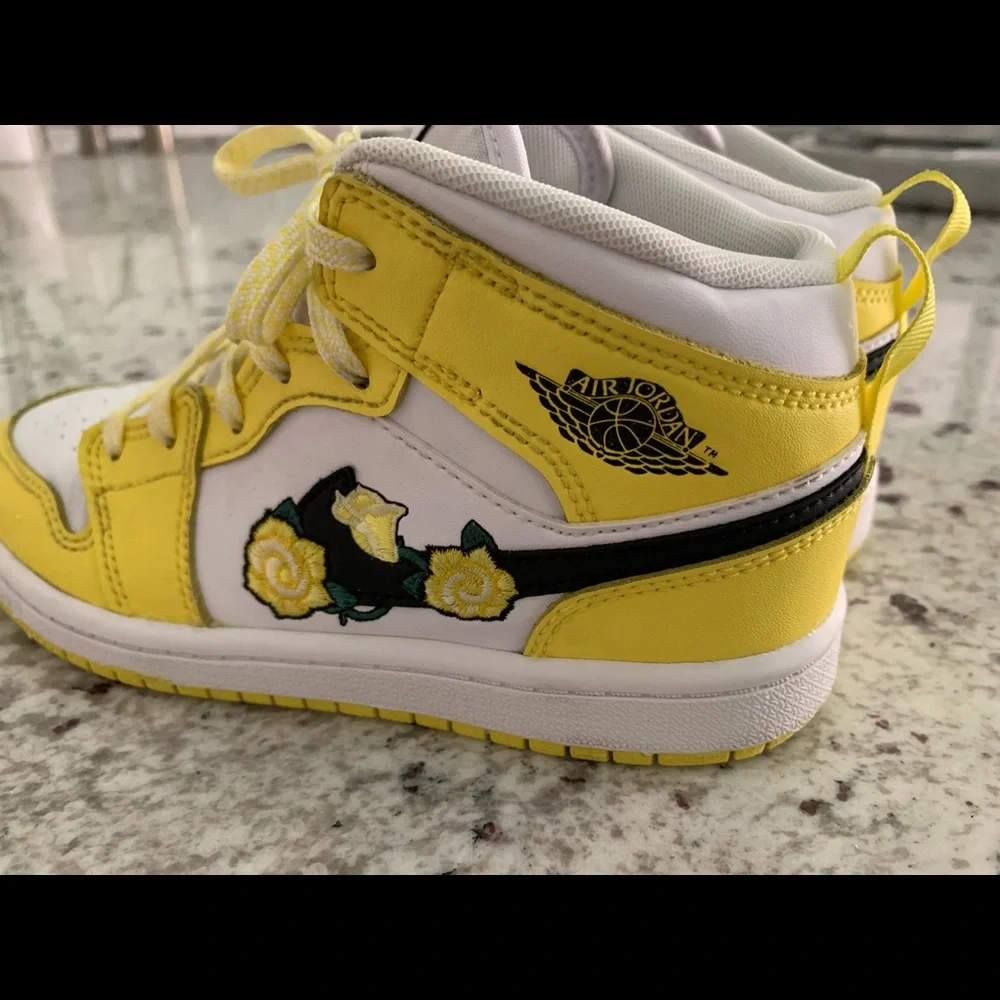 Nike‎ Air Jordan 1 Mid SE TD Rose Patch Dynamic Yellow Size 1 Authentic